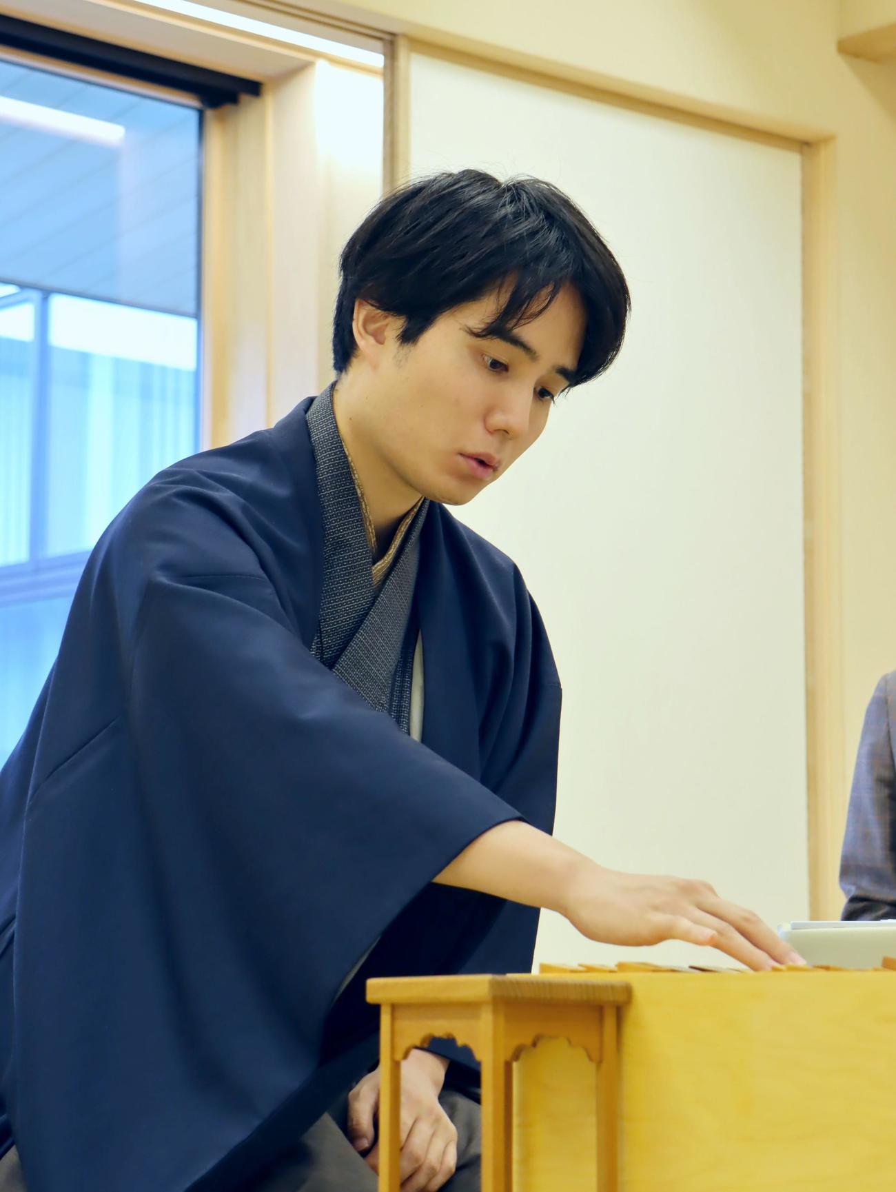 竜王戦7番勝負第4局2日目に臨んだ佐々木勇気八段（日本将棋連盟提供）