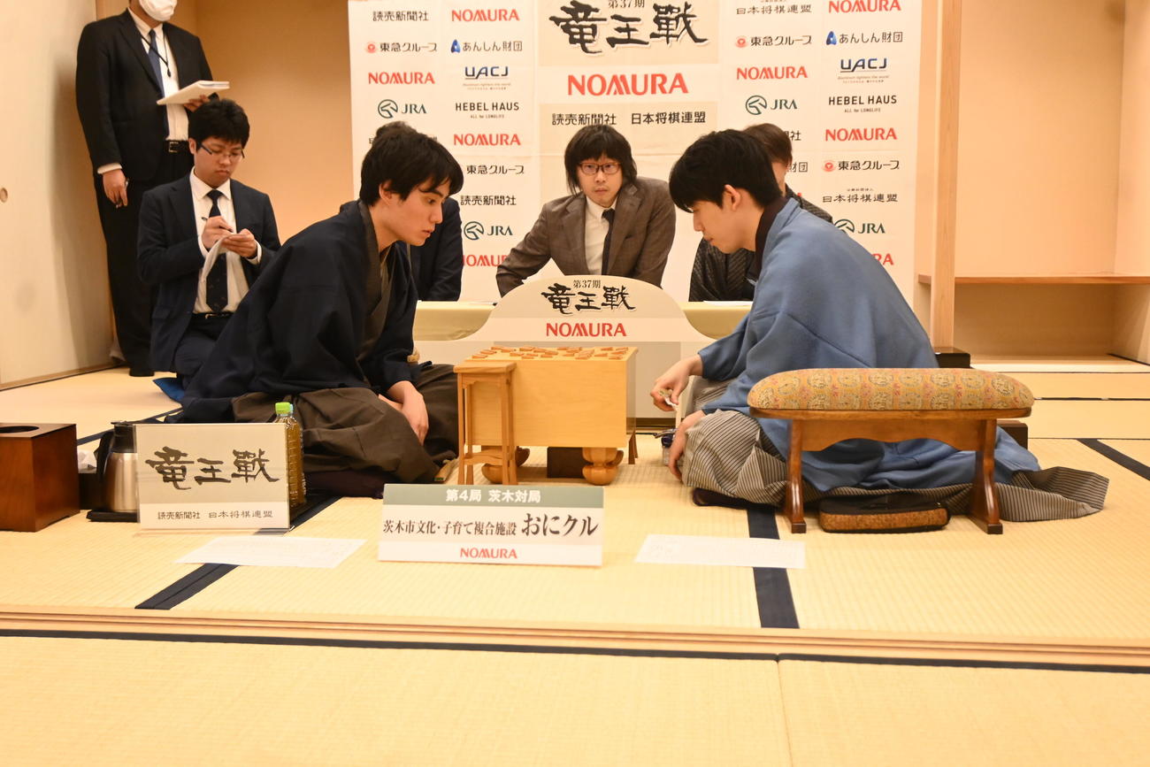 終局後、感想戦を行う藤井聡太竜王（右）佐々木勇気八段（撮影・松浦隆司）