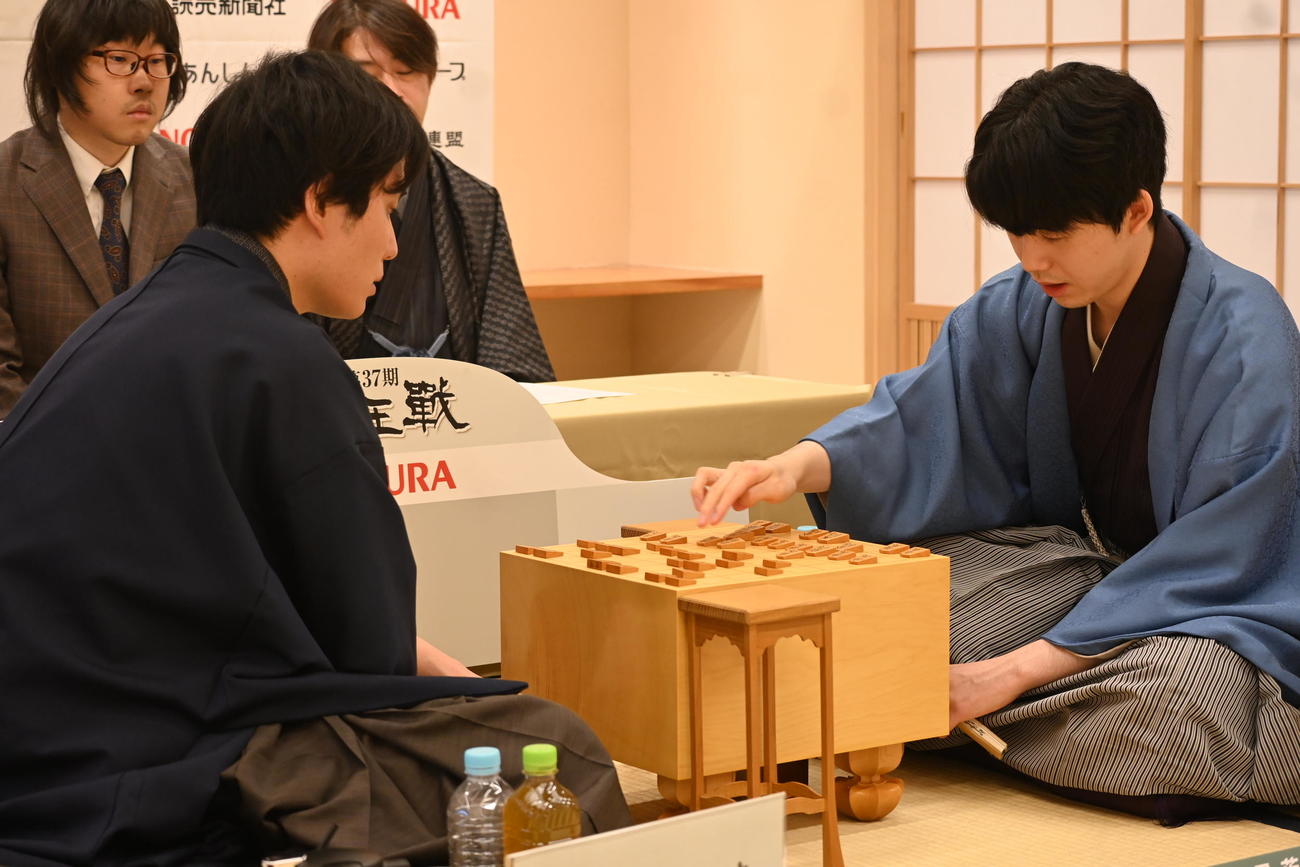 終局後、感想戦を行う藤井聡太竜王（右）佐々木勇気八段（撮影・松浦隆司）