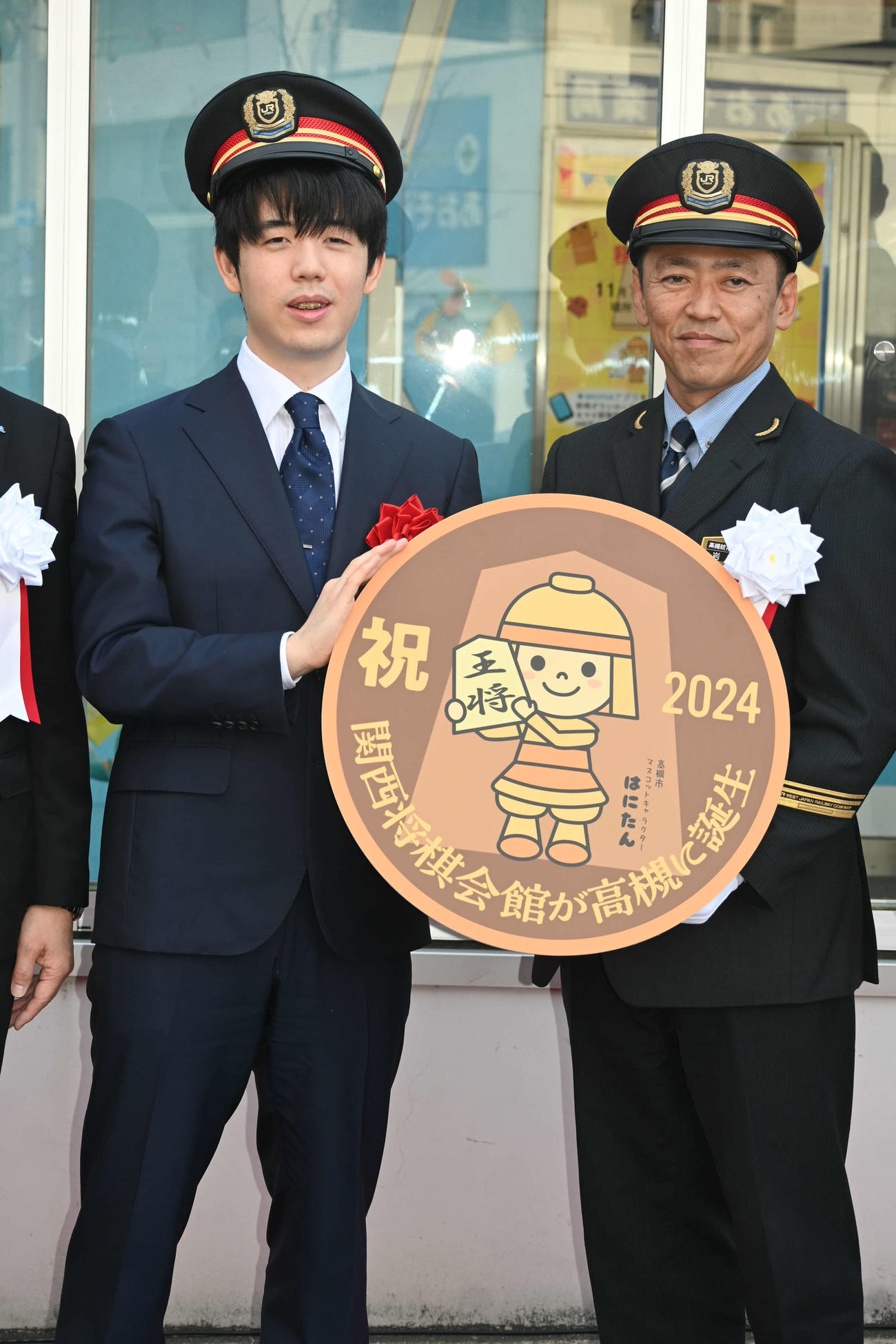 JR高槻駅「きた西口」の新愛称「きた西口（将棋会館口）」の名称発表セレモニーに出席した藤井聡太竜王（左）（撮影・松浦隆司）