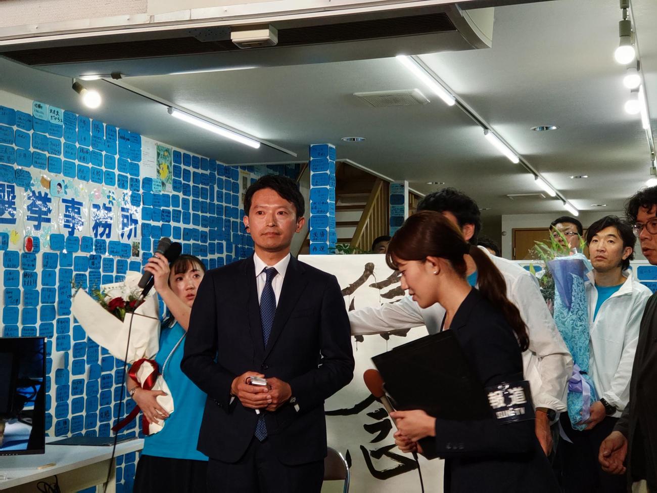 再当選し、インタビューに応じる斎藤元彦氏（撮影・松浦隆司）