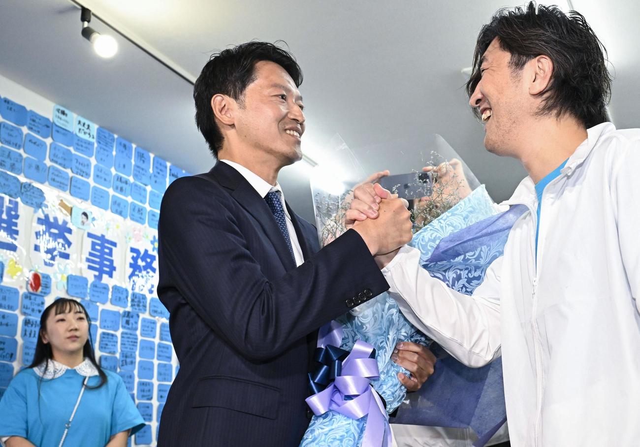 知事失職に伴う兵庫県知事選で再選を決め、花束を受け取る斎藤元彦氏（共同）