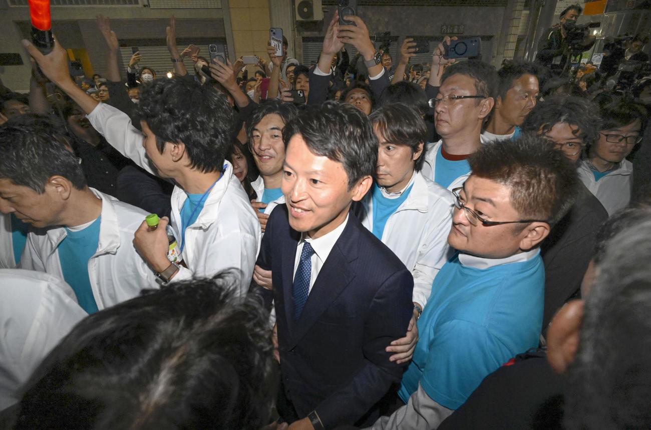 兵庫県知事選で再選を決め、選挙事務所から引き揚げる斎藤元彦氏（中央）(共同)