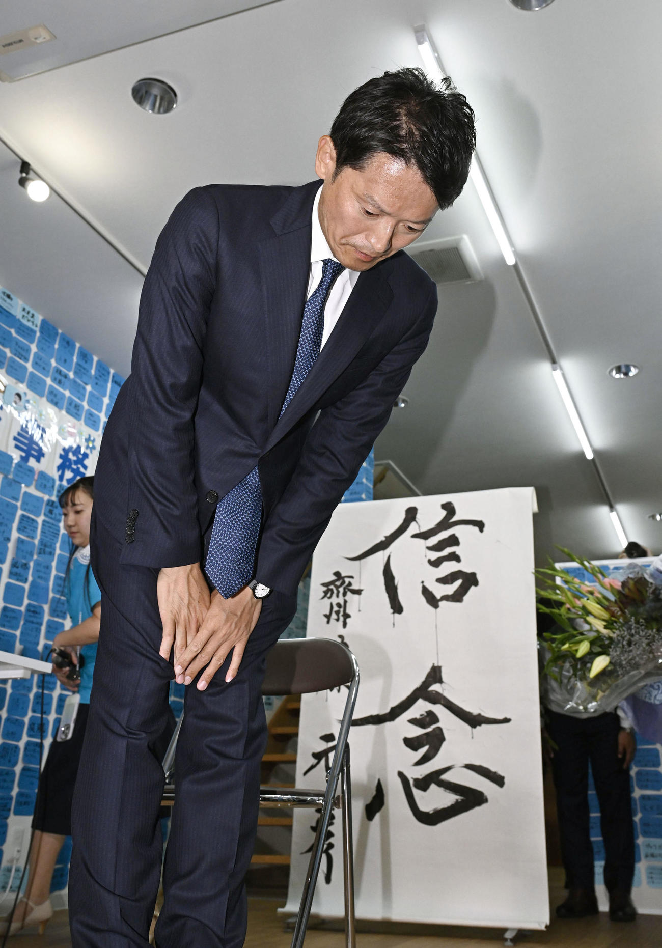 知事失職に伴う兵庫県知事選で再選を決め、一礼する斎藤元彦氏（共同）