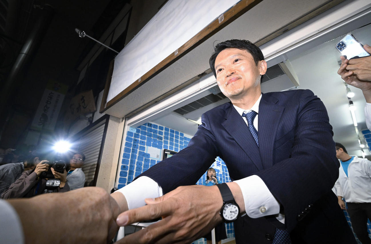 知事失職に伴う兵庫県知事選で再選を決め、支持者と握手する斎藤元彦氏（共同）