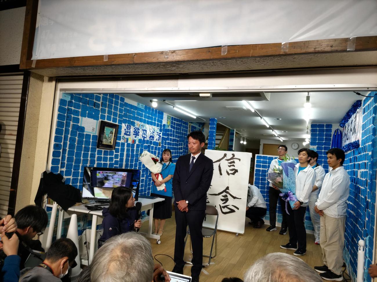 再当選し、インタビューの応じる斎藤元彦氏（撮影・松浦隆司