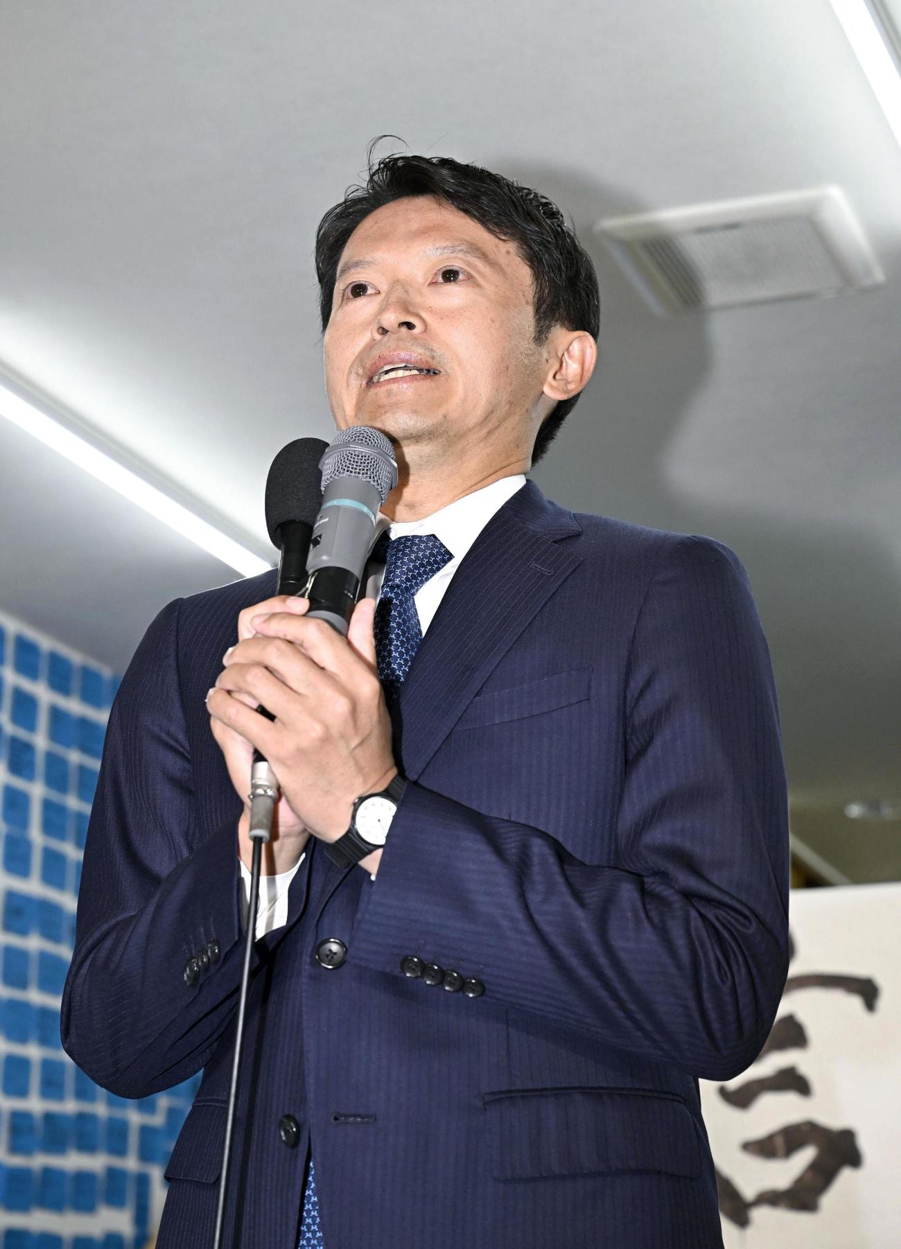 知事失職に伴う兵庫県知事選で再選を決め、あいさつする斎藤元彦氏（共同）
