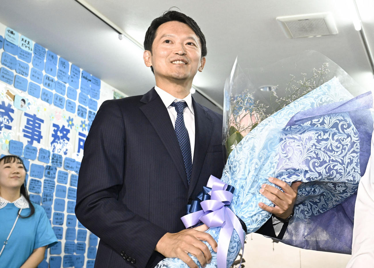 知事失職に伴う兵庫県知事選で再選を決め、花束を手に笑顔の斎藤元彦氏（共同）