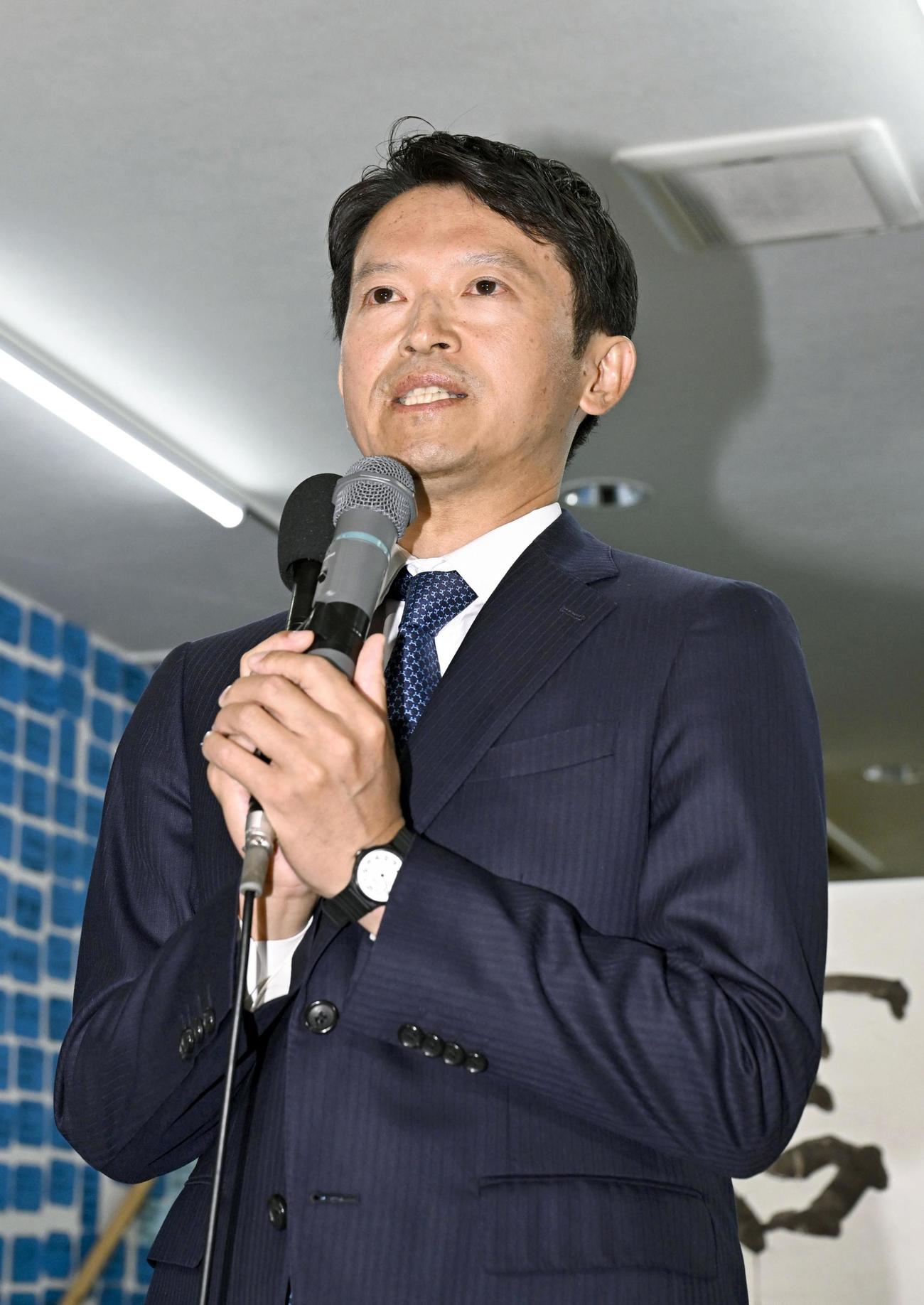 知事失職に伴う兵庫県知事選で再選を決め、あいさつする斎藤元彦氏（共同）