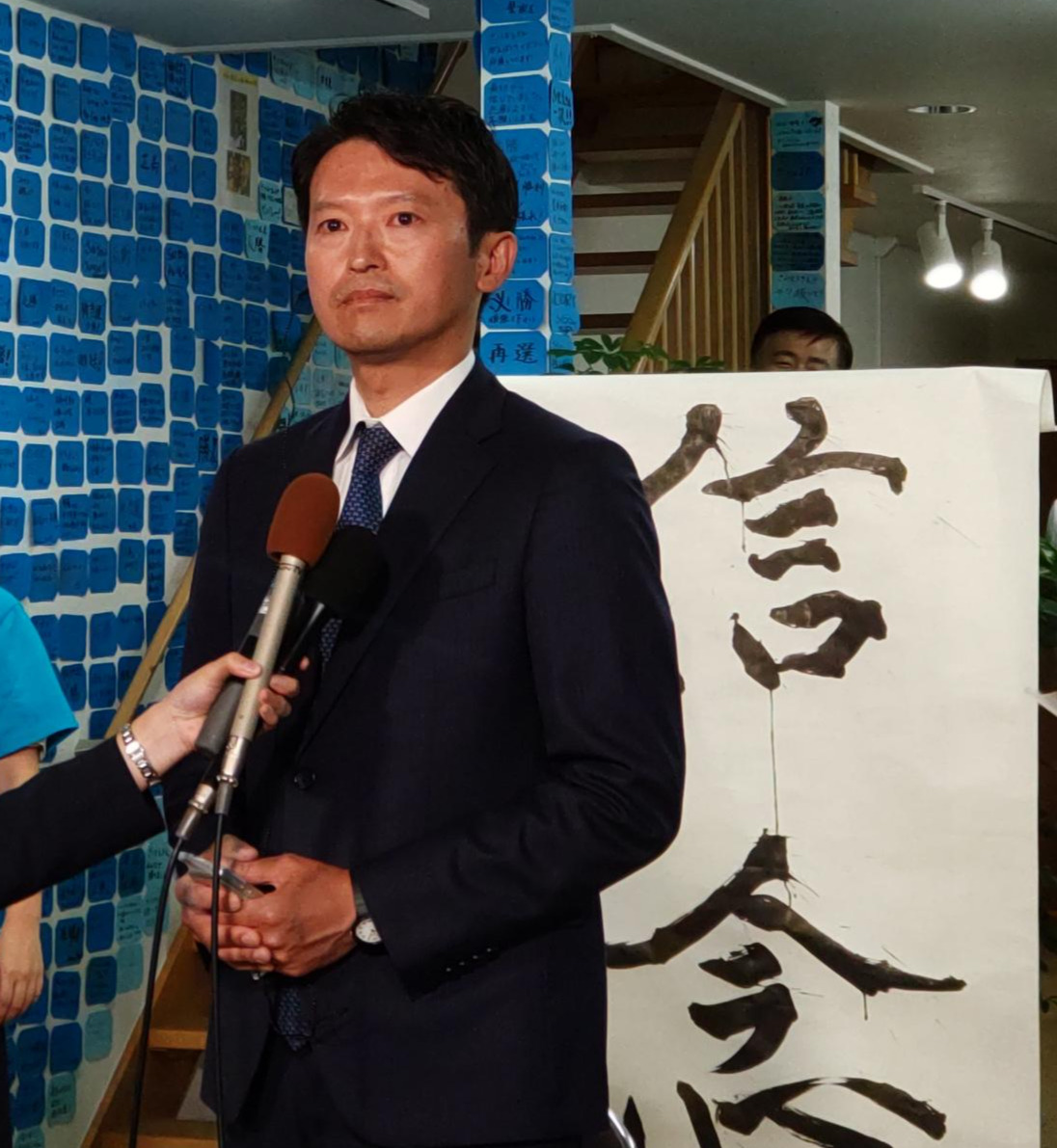 再当選し、インタビューに応じる斎藤元彦氏（撮影・松浦隆司）
