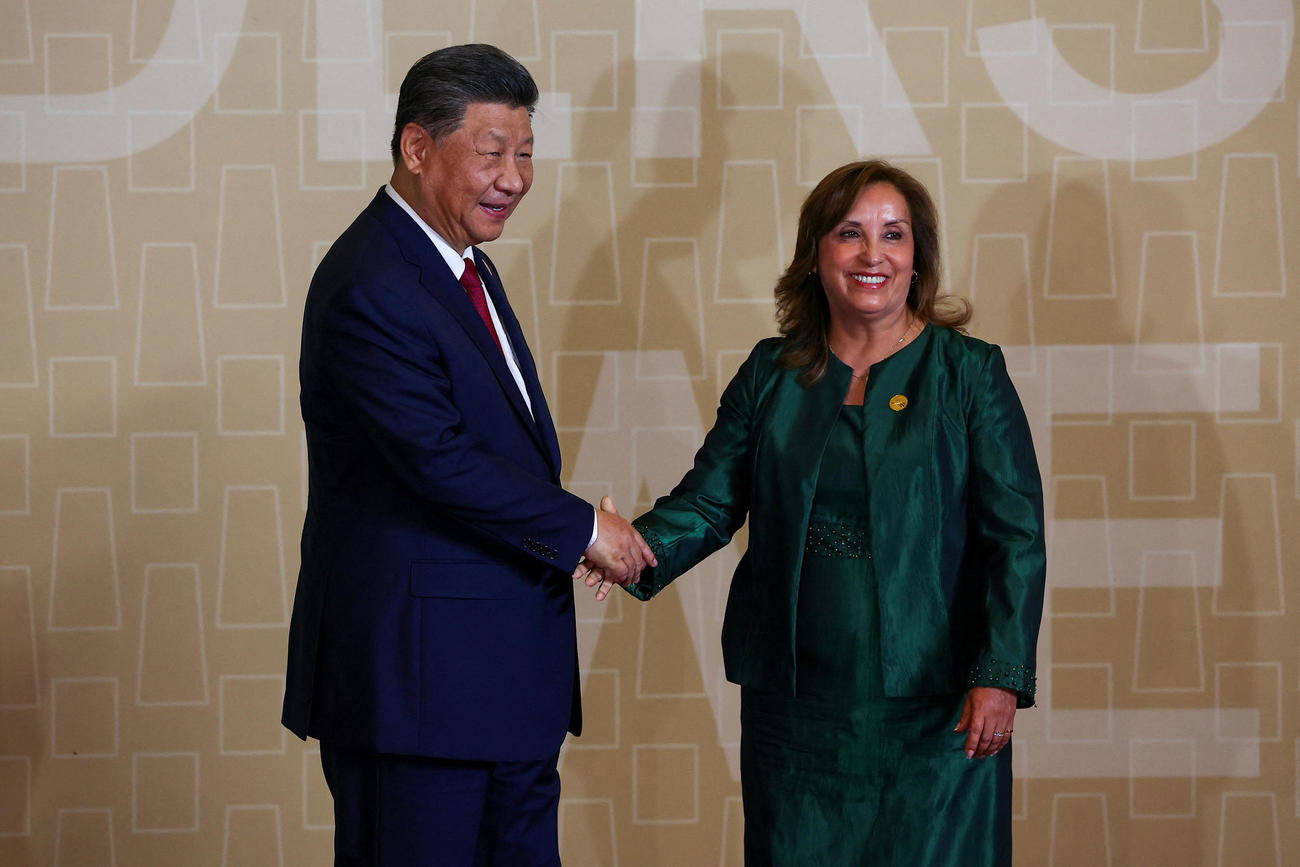 2024年11月16日、ペルー・リマの大国立劇場で行われたアジア太平洋経済協力会議（APEC）首脳会議で握手する中国の習近平主席とペルーのボルアルテ大統領（ロイター）