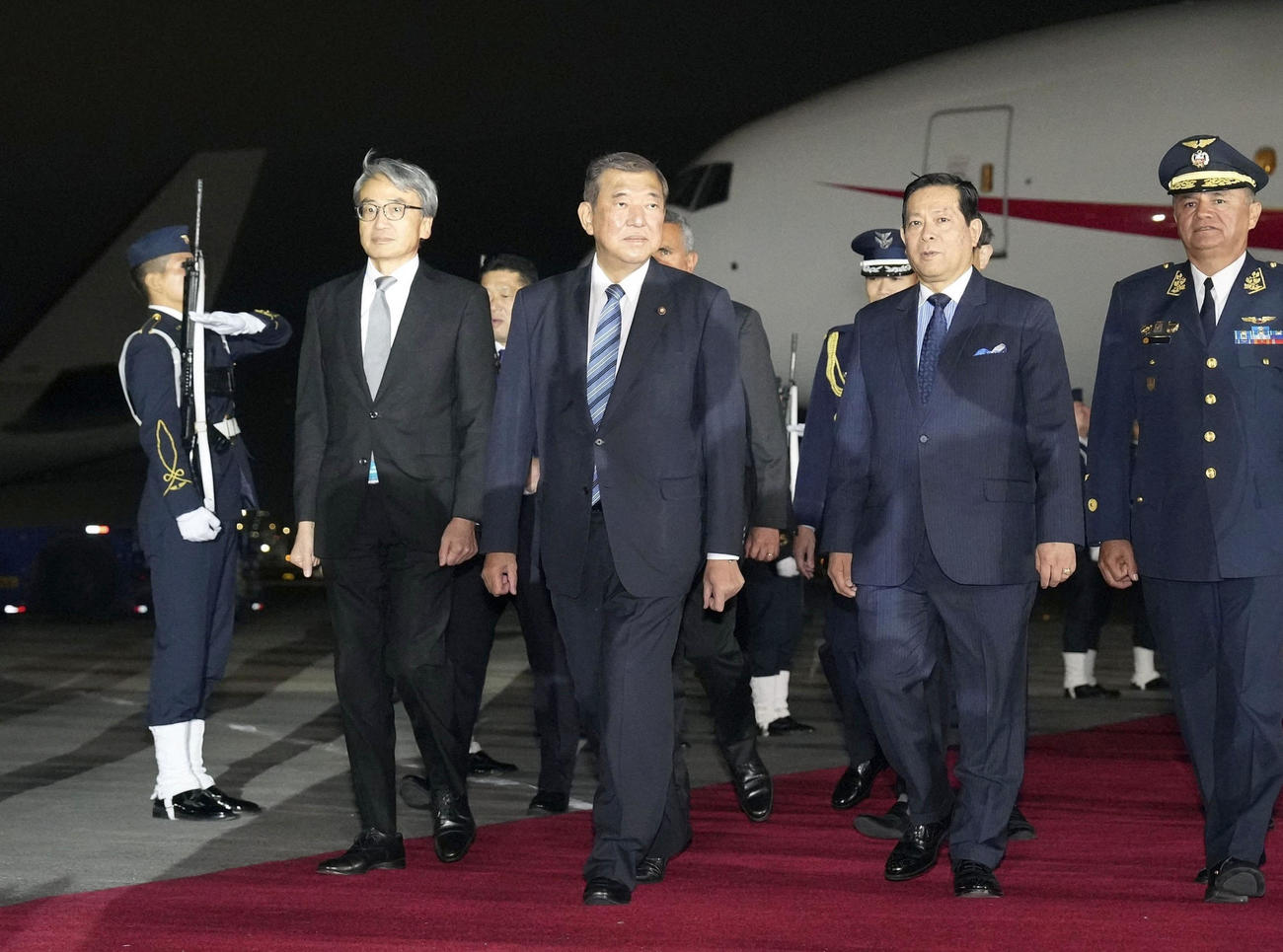 APEC首脳会議出席などのため、ペルー・リマの空軍基地に到着した石破首相（中央）＝15日（共同）