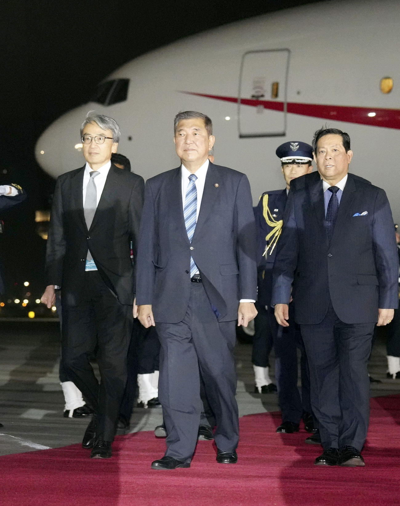 APEC首脳会議出席などのため、ペルー・リマの空軍基地に到着した石破首相（中央）＝15日（共同）