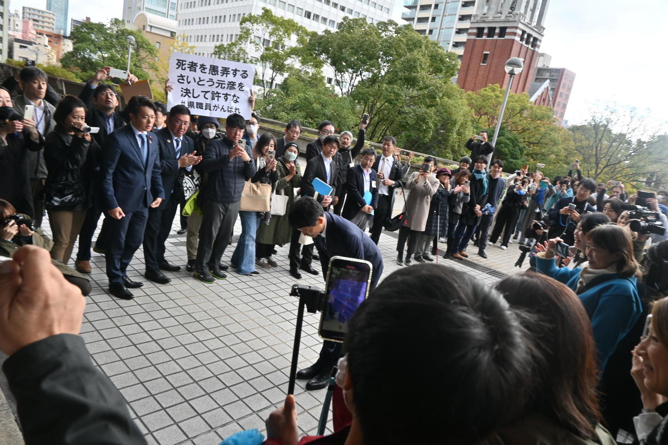兵庫県庁に初登庁した斎藤元彦知事（撮影・松浦隆司）