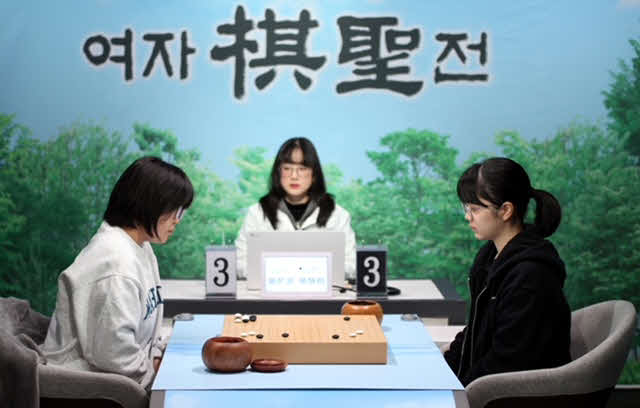 韓国で行われた第8回海成女流棋聖戦準決勝で金■（■は王ヘンに民）舒四段（左）を下して初の決勝進出を果たした仲邑菫三段（右、写真提供Cyberoro＝サイバーオロ）