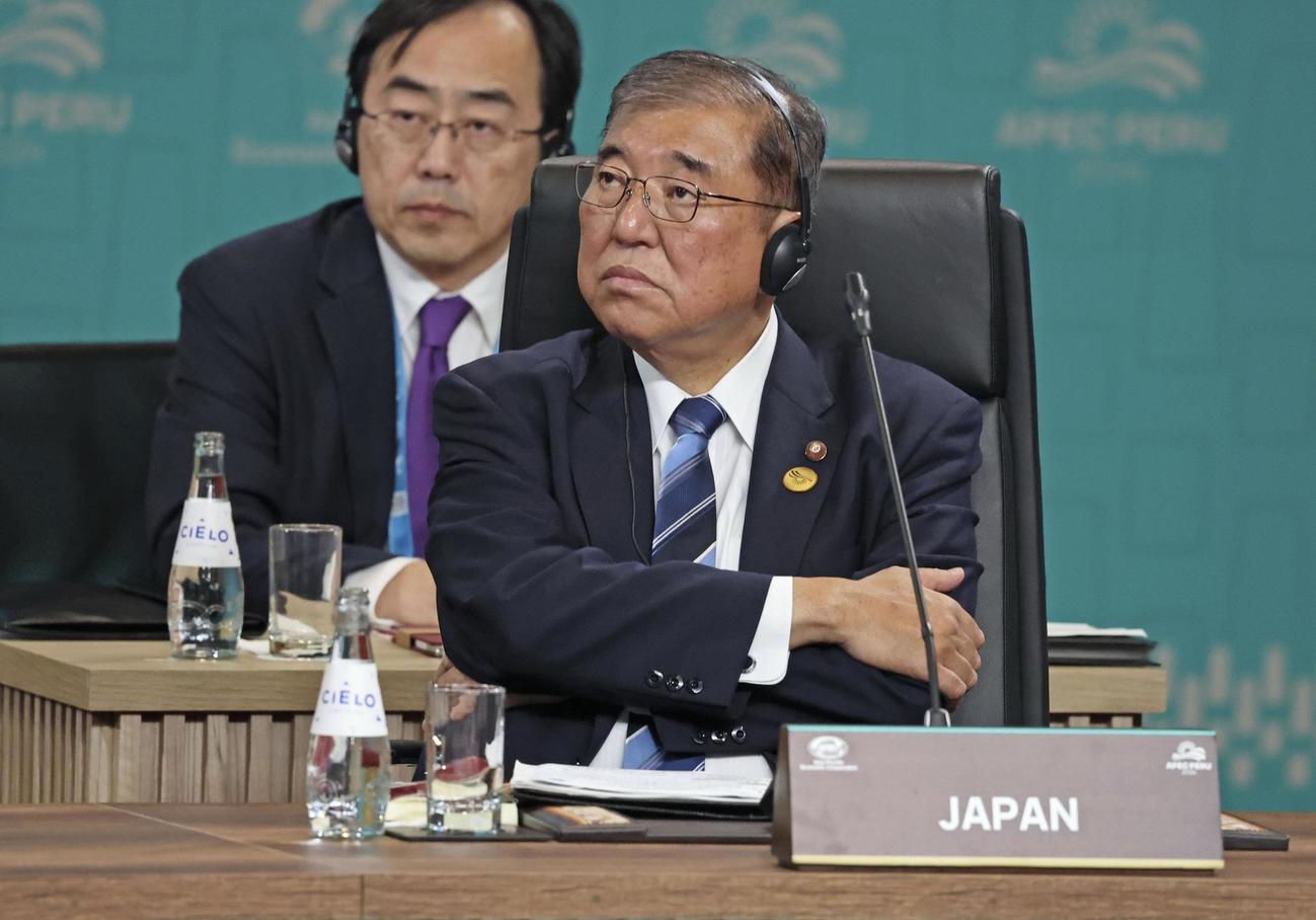 APEC首脳会議の初日討議で、あいさつを聞く石破首相（代表撮影・共同）