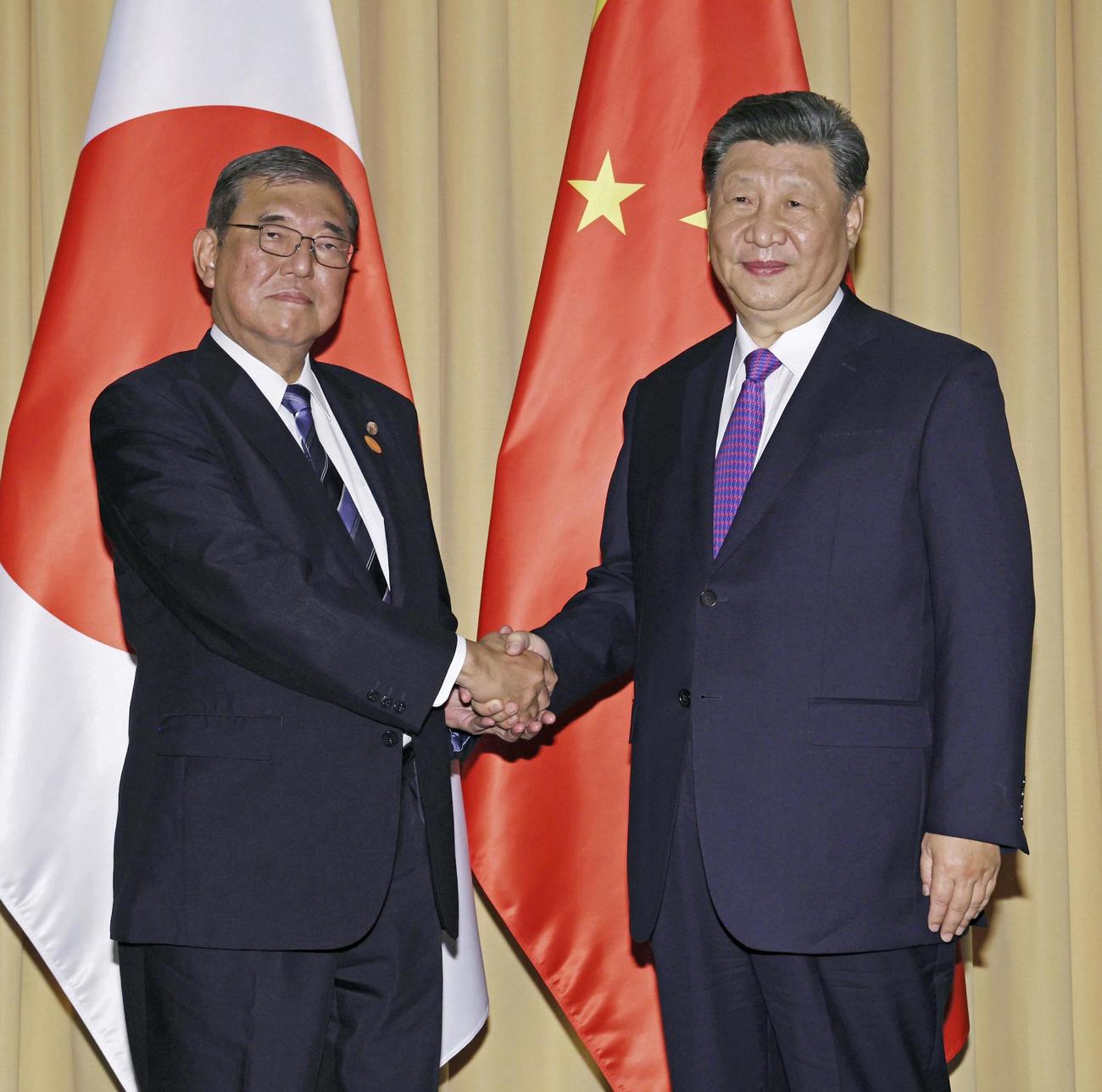 首脳会談を前に握手する石破首相（左）と中国の習近平国家主席（代表撮影・共同）