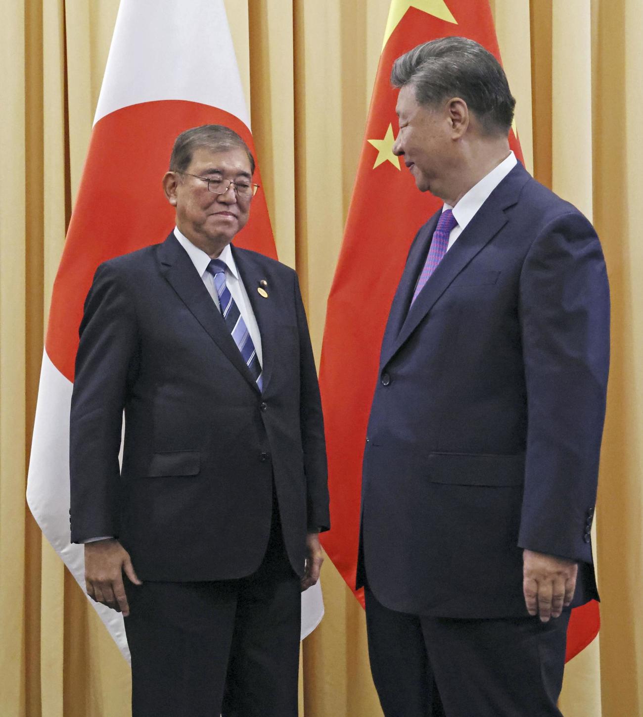 首脳会談に臨む石破首相（左）と中国の習近平国家主席（代表撮影・共同）