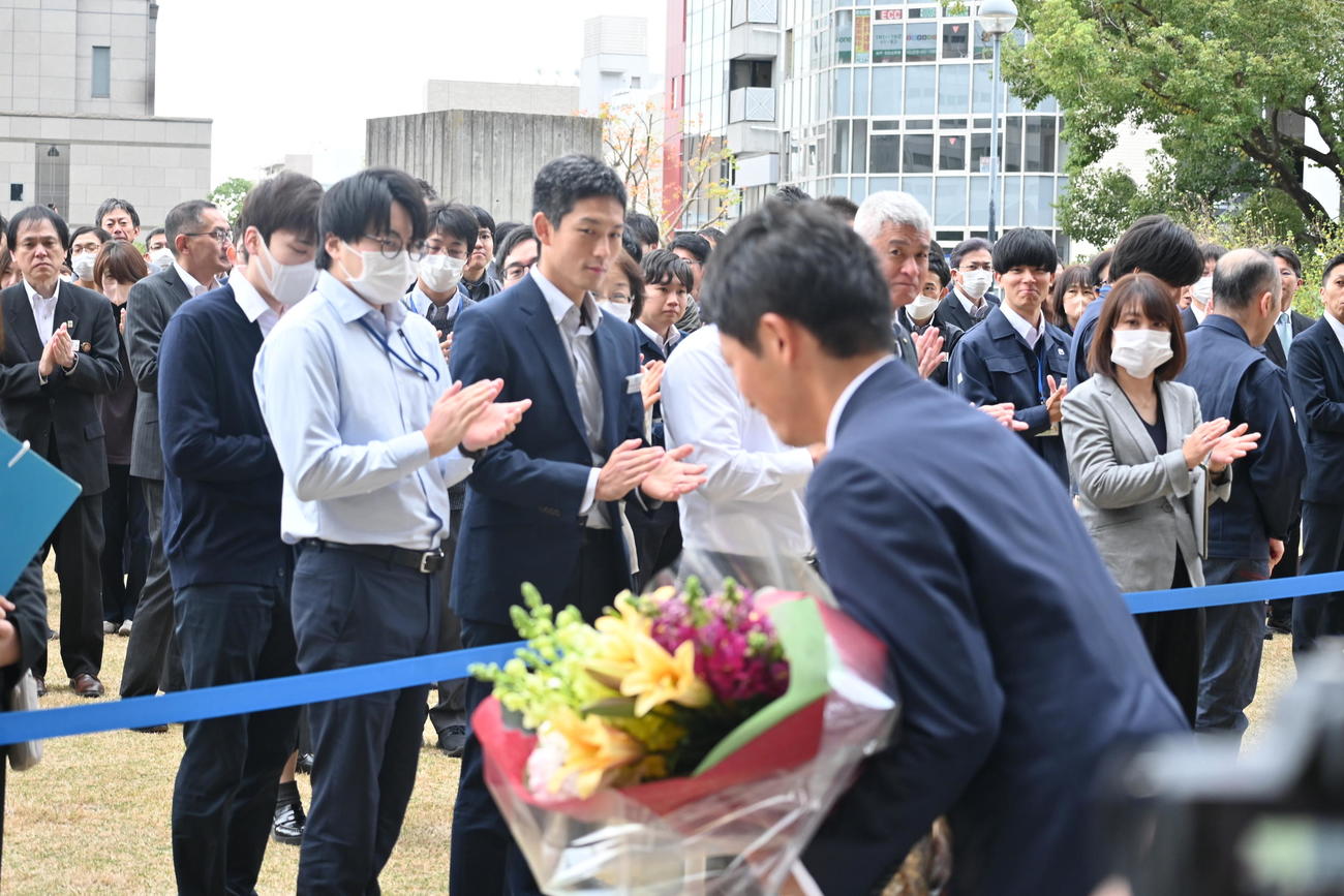 兵庫県庁で就任式が終わり、引き上げる際に職員に一礼する斎藤元彦知事（撮影・松浦隆司）