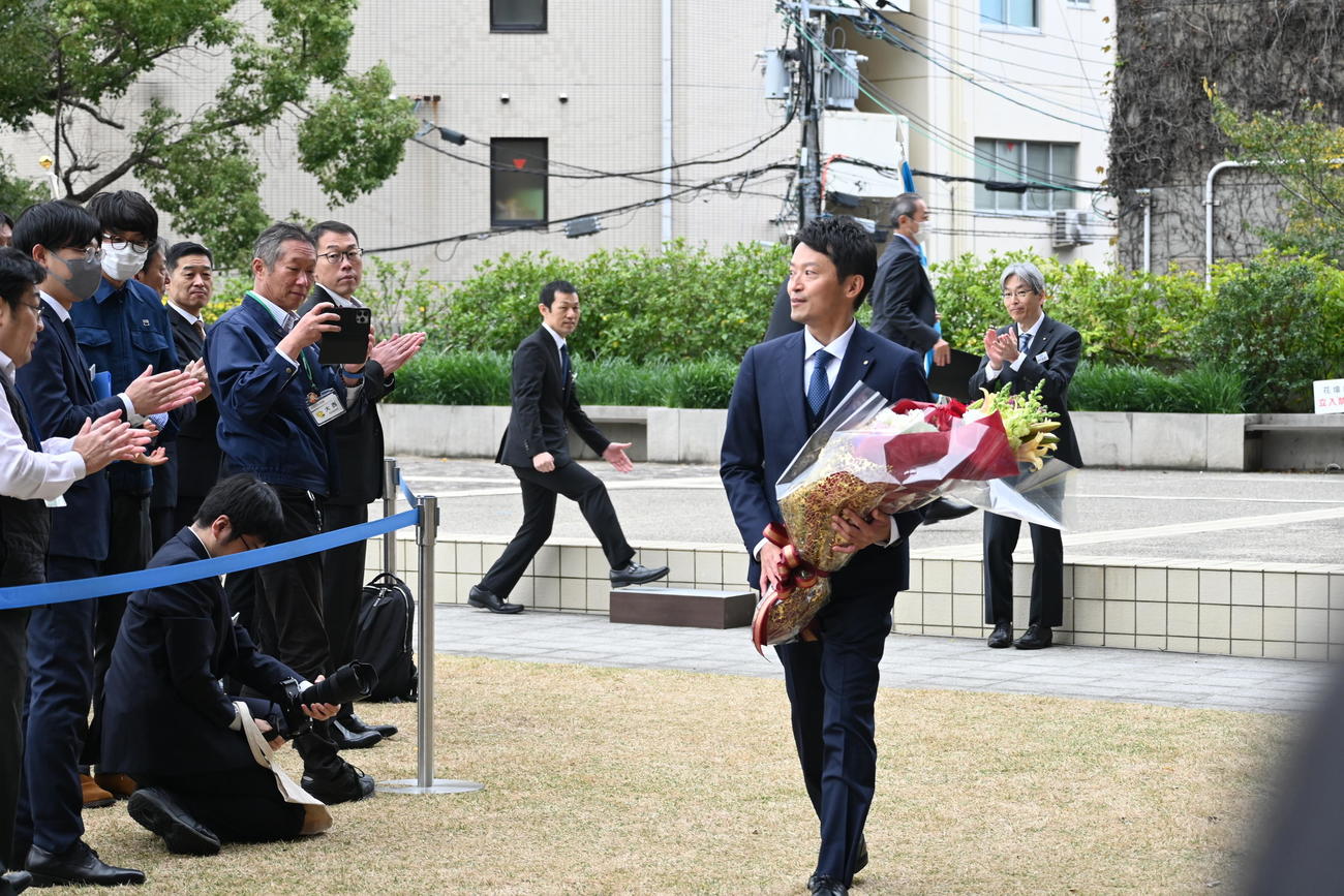 兵庫県庁で就任式で女性職員から花束を受け取った斎藤元彦知事（右）（撮影・松浦隆司）