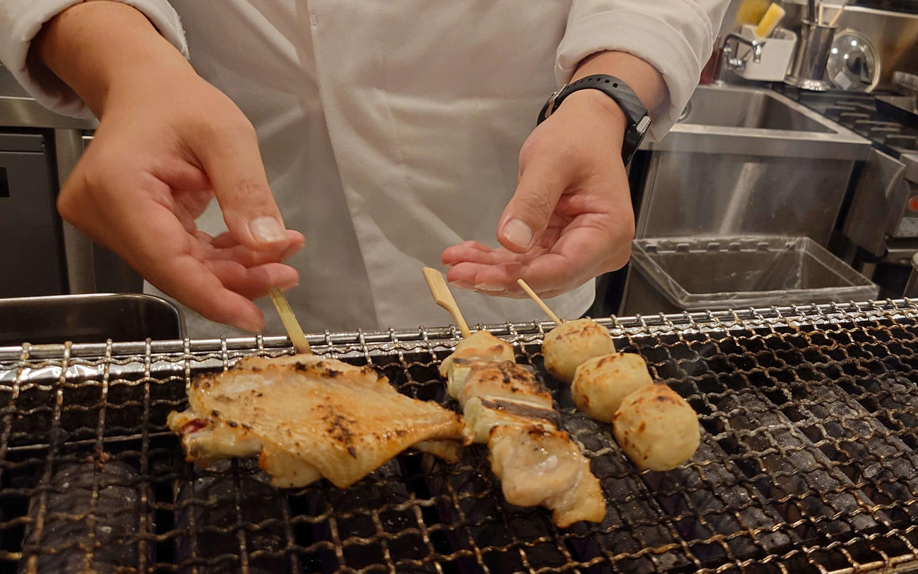 川俣シャモの3種串（撮影・寺沢卓）