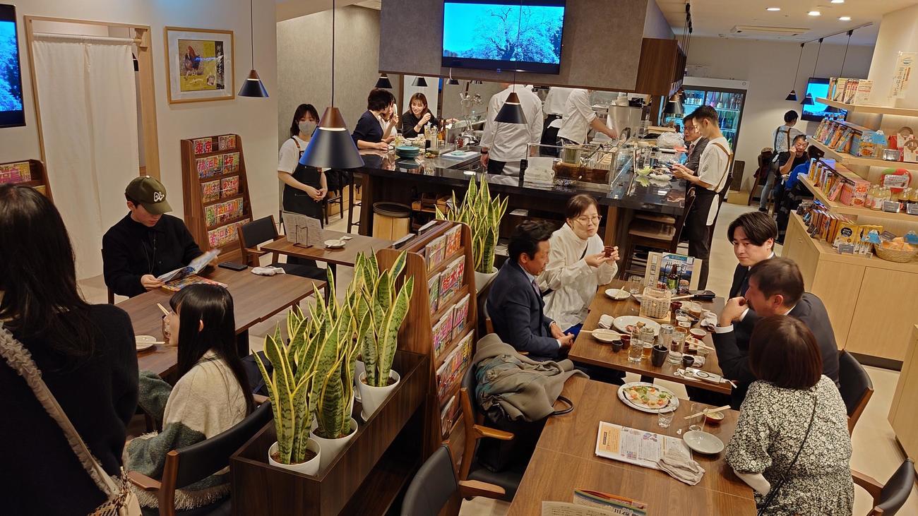 るるぶキッチンのにぎわう店内（撮影・寺沢卓）