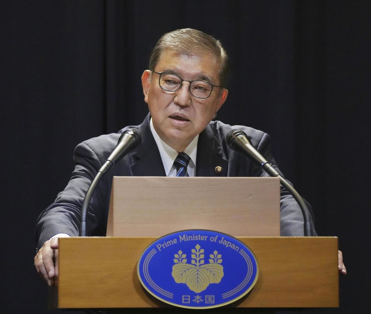 ブラジル・リオデジャネイロで記者会見する石破首相（共同）