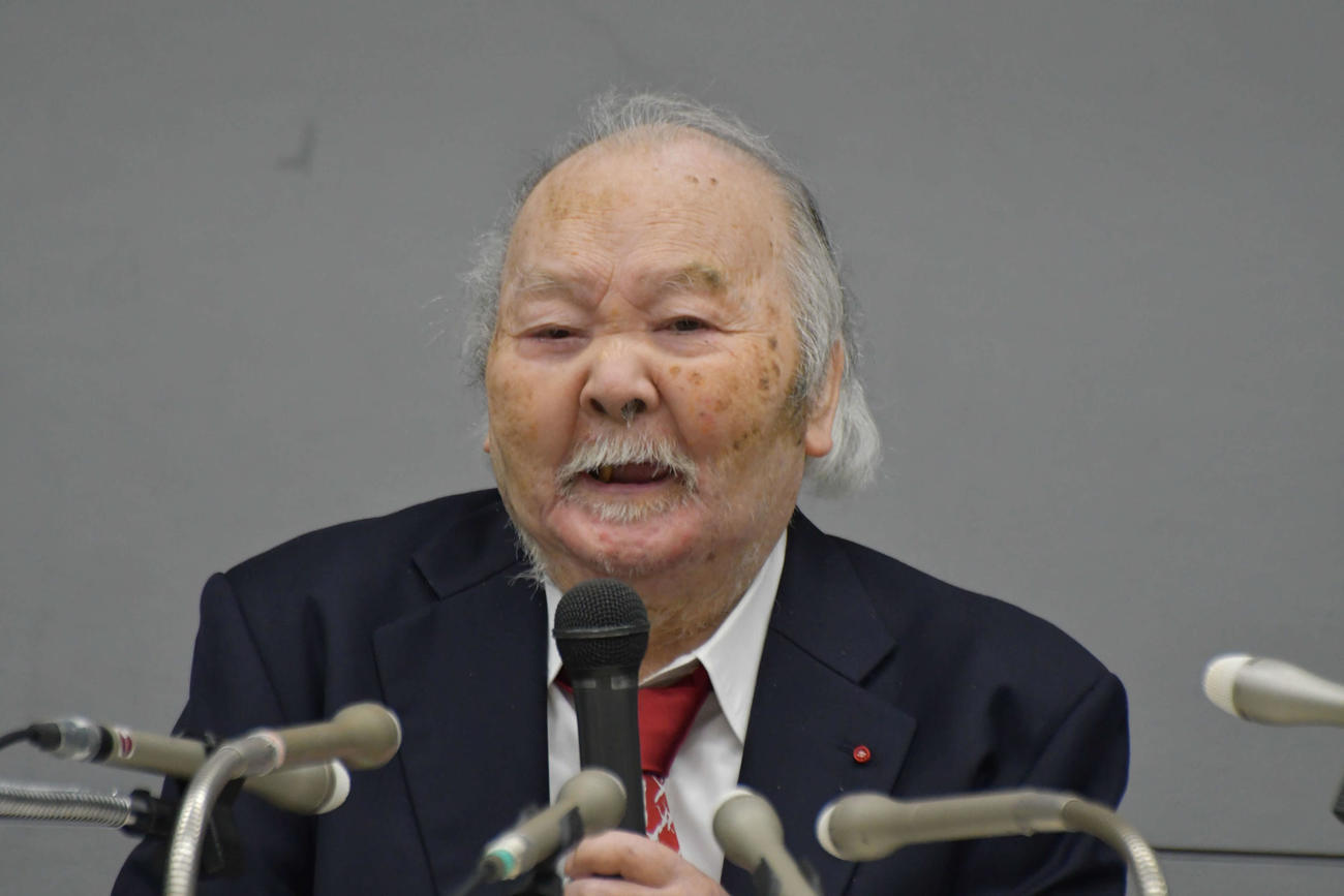 ギネス世界記録公式認定の会見に応じた将棋の加藤一二三・九段