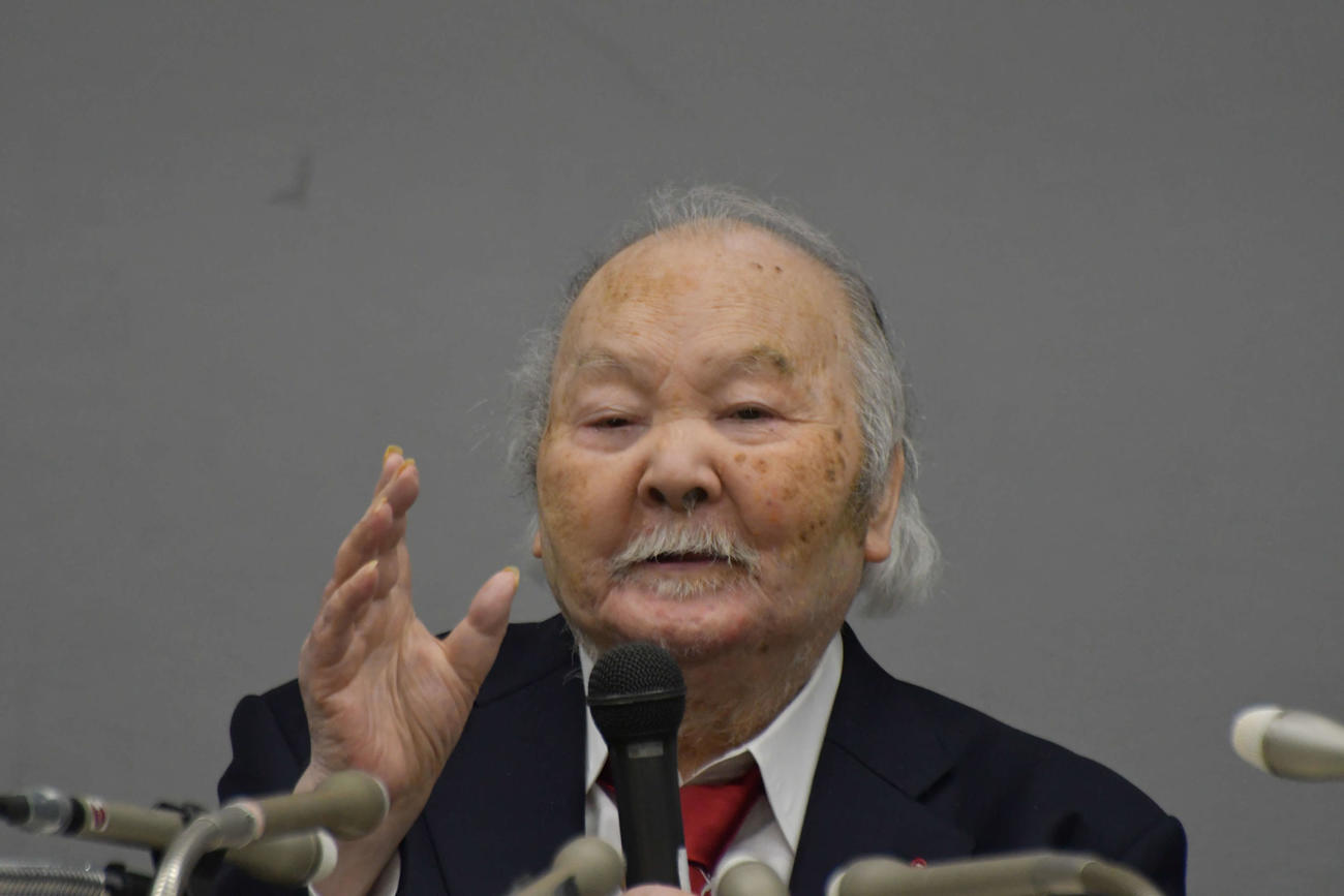 ギネス世界記録公式認定の会見に応じた将棋の加藤一二三・九段