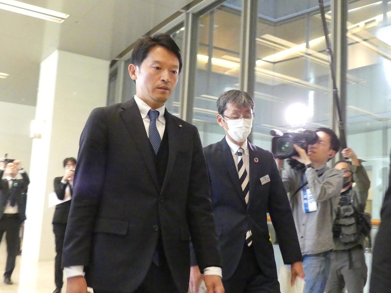 全国知事会議に再選後、初めて出席するため会場入りする兵庫県の斎藤元彦知事（撮影・中山知子）