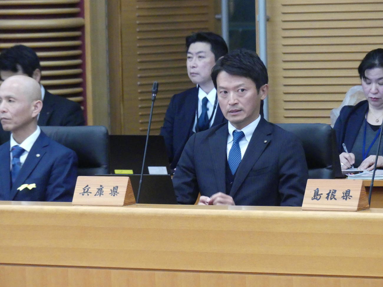 全国知事会議に出席し、自席で開会を待つ兵庫県の斎藤元彦知事（撮影・中山知子）