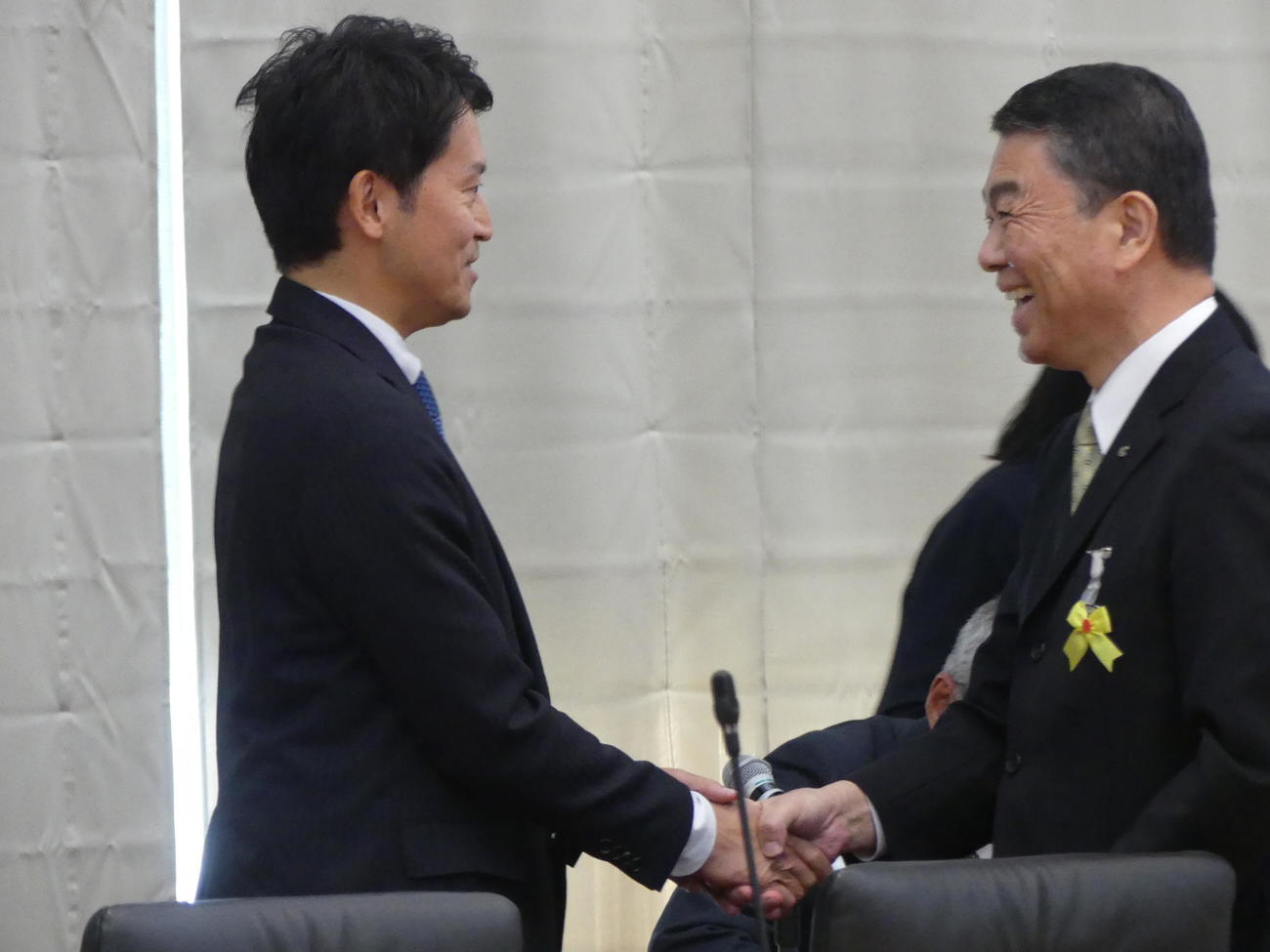 全国知事会議に再選後、初出席し、宮城県の村井知事（右）にあいさつする兵庫県の斎藤元彦知事（撮影・中山知子）