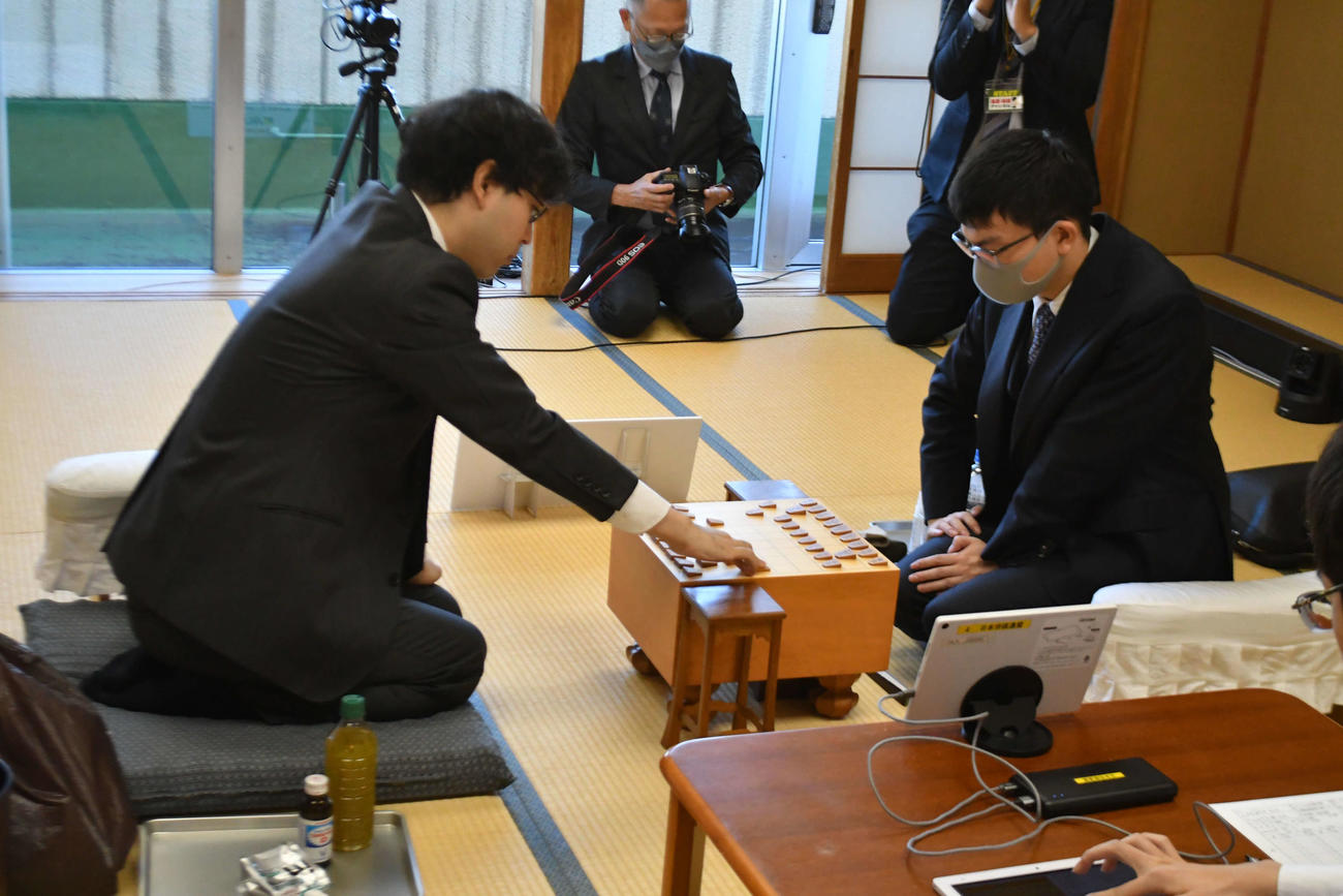 藤井聡太王将への挑戦権を争うプレーオフは西田拓也五段（左）の先手でスタート（右は後手の永瀬拓矢九段）