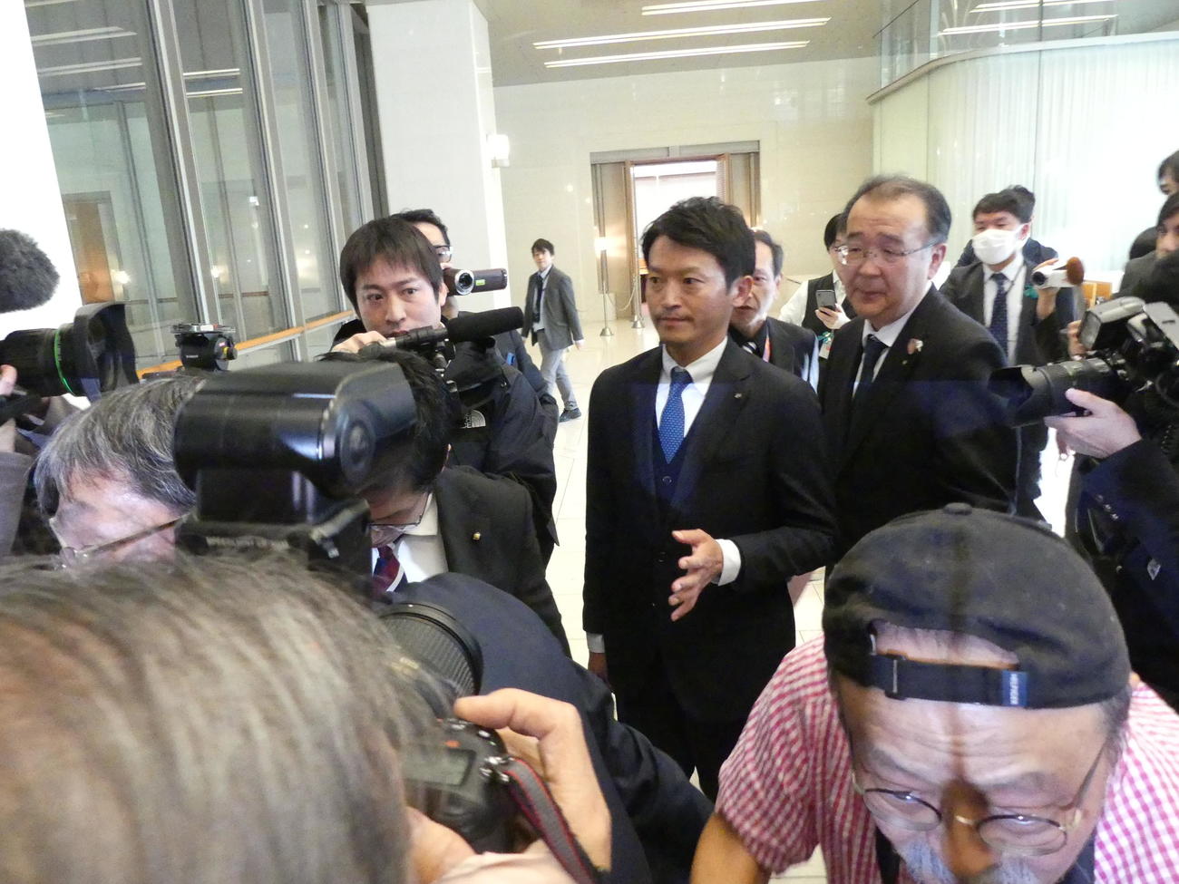 全国知事会議出席後、事務方に守られながら会場を後にする兵庫県の斎藤元彦知事（撮影・中山知子）