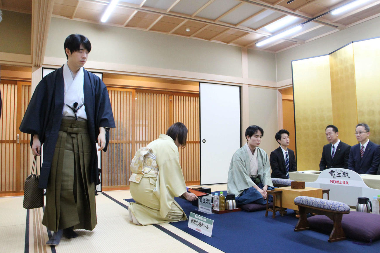 竜王戦7番勝負第5局の和歌山城ホールの対局会場に入室する藤井聡太竜王（日本将棋連盟提供）