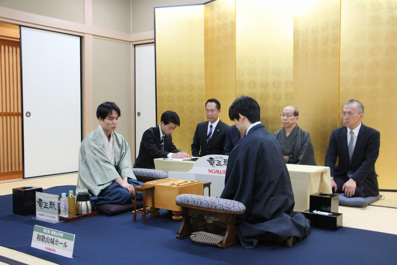 竜王戦7番勝負第5局に臨んだ藤井聡太竜王（右）佐々木勇気八段（日本将棋連盟提供）