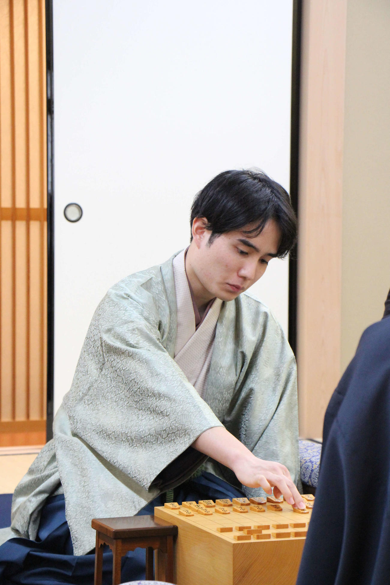 竜王戦7番勝負第5局に臨んだ佐々木勇気八段（日本将棋連盟提供）