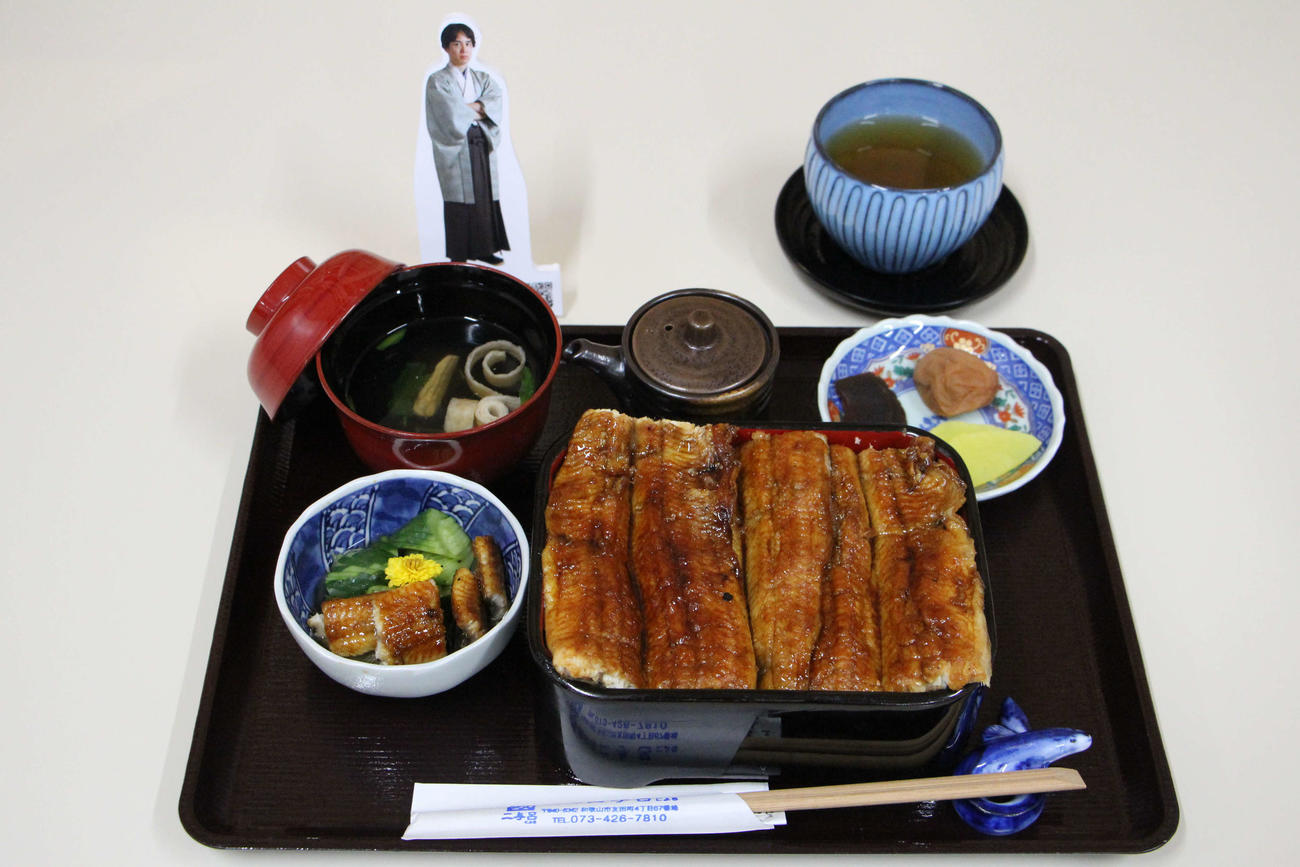 佐々木勇気八段の昼食「勝福うなぎ登り重」（日本将棋連盟提供）