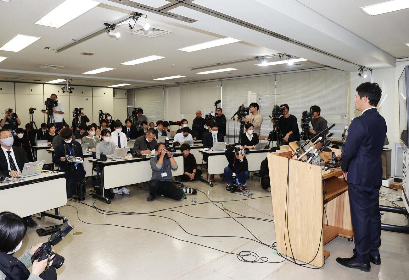 会見を行う斎藤元彦知事（右）（撮影・前田充）
