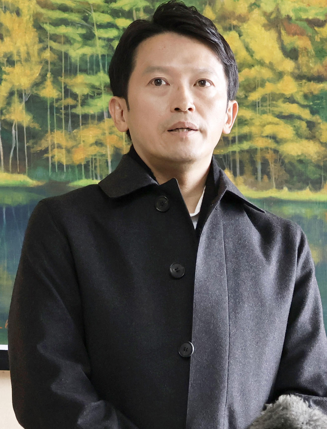 兵庫県庁に登庁し、取材に応じる斎藤元彦知事（共同）