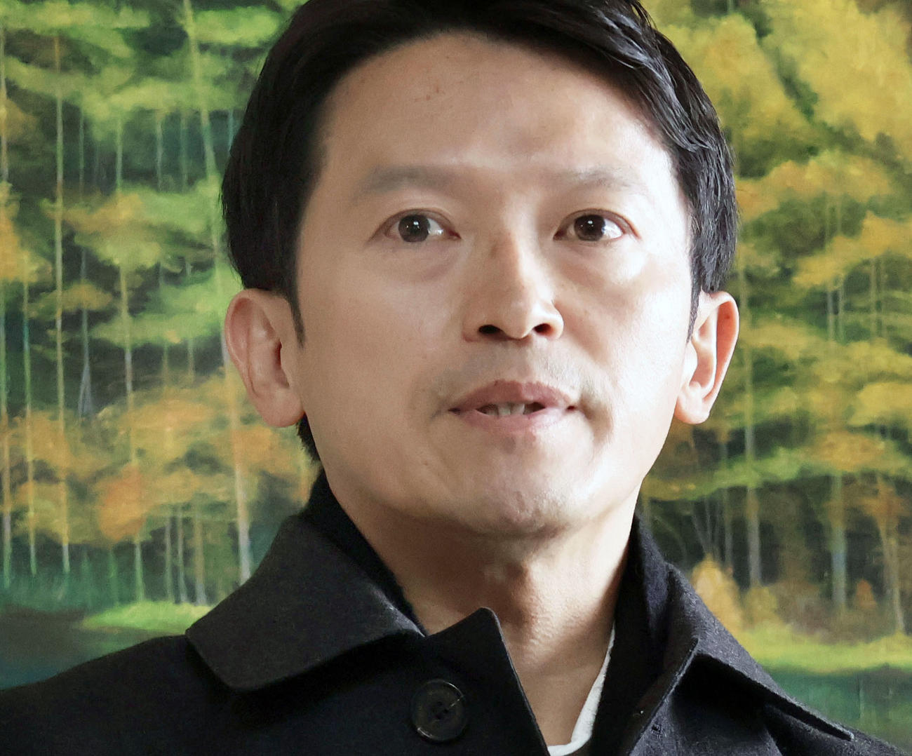 兵庫県庁に登庁し、取材に応じる斎藤元彦知事（共同）