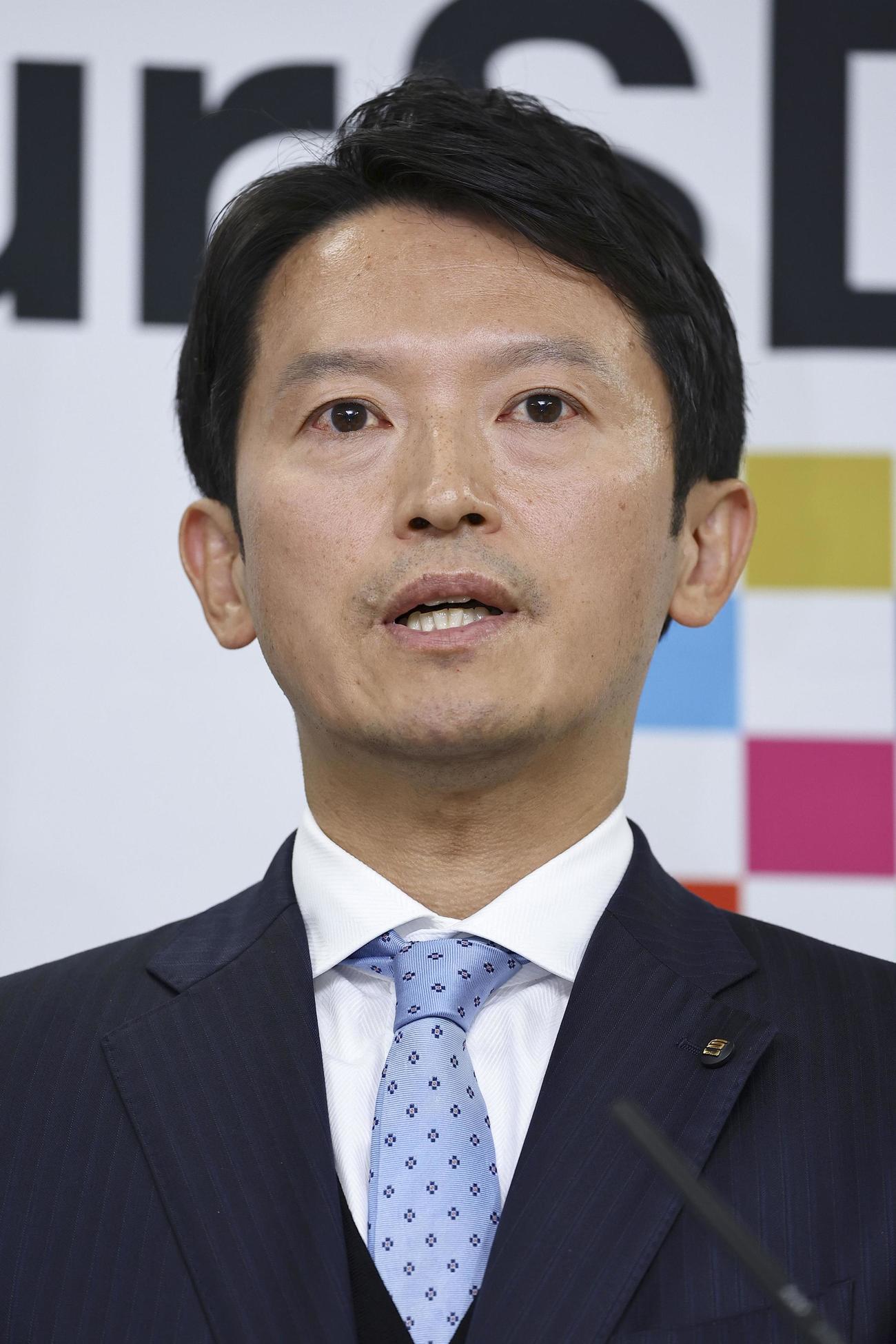 兵庫県庁で記者会見する斎藤元彦知事（共同）