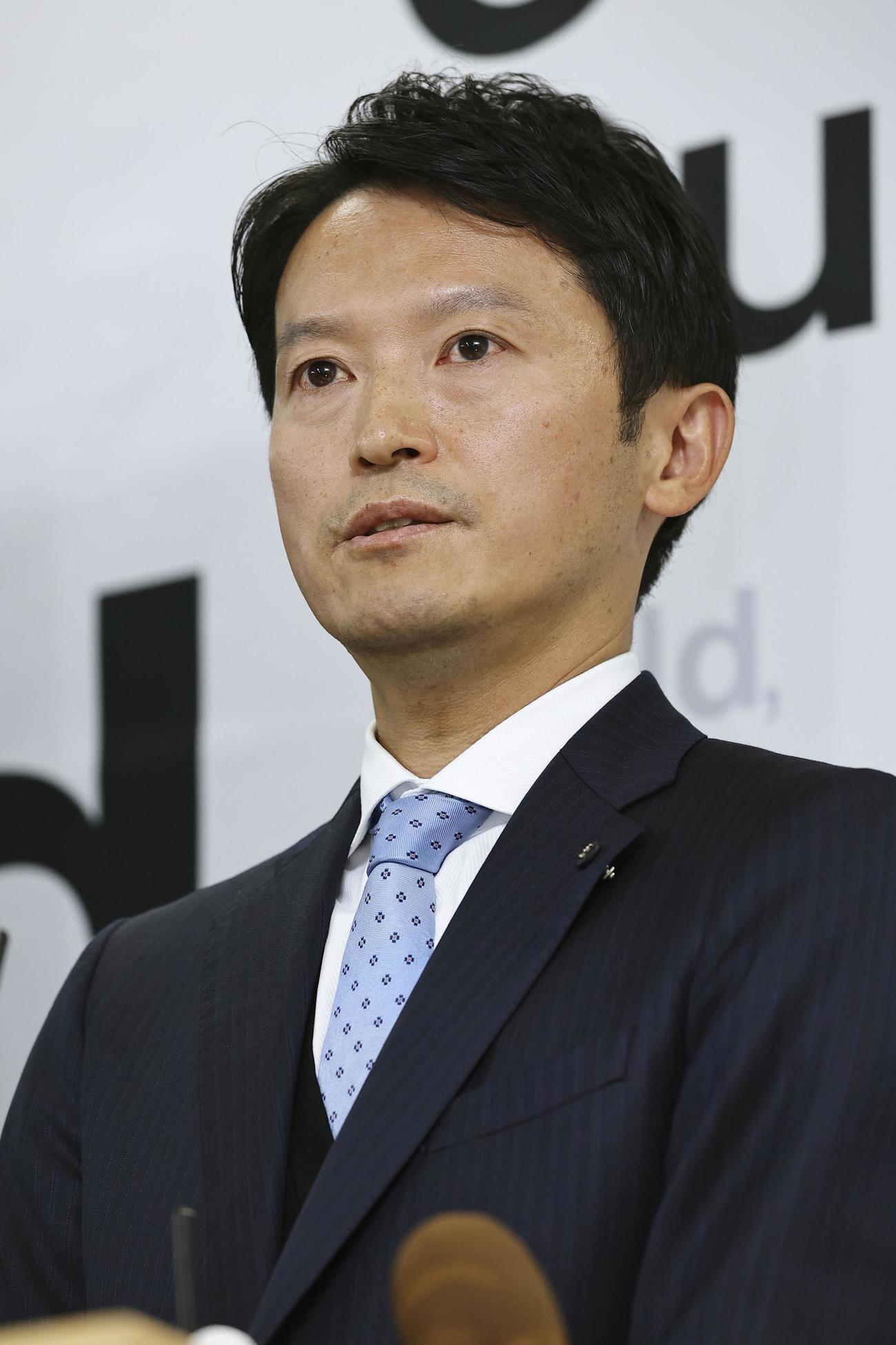 兵庫県庁で記者会見する斎藤元彦知事（共同）