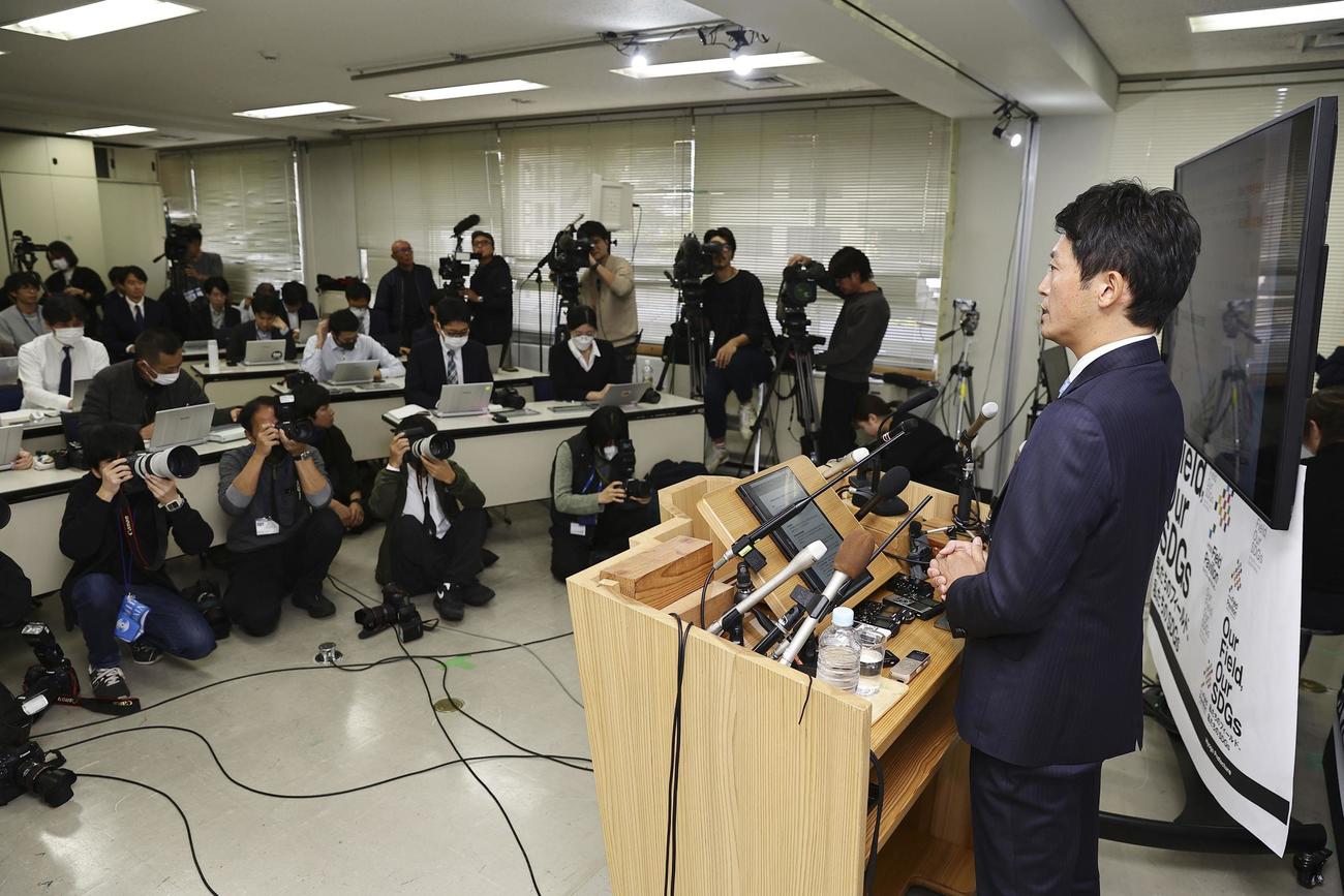 兵庫県庁で記者会見する斎藤元彦知事（共同）