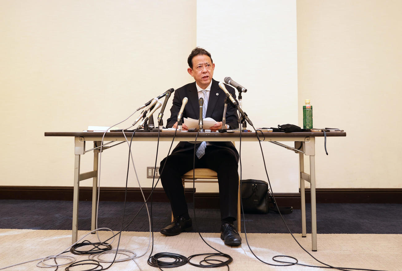 会見を行う斎藤知事の代理人を務める奥見弁護士（撮影・前田充）