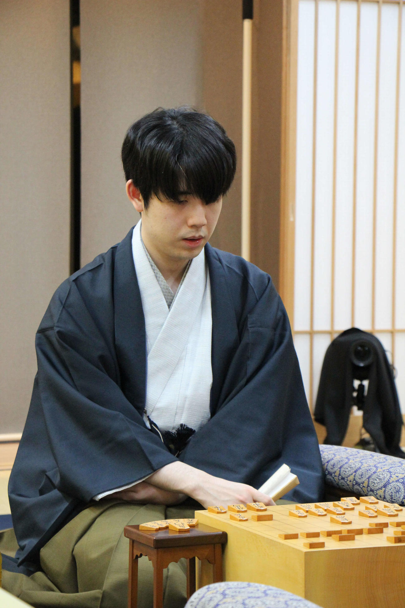 竜王戦7番勝負第5局1日目の対局を終えた藤井聡太竜王（日本将棋連盟提供）