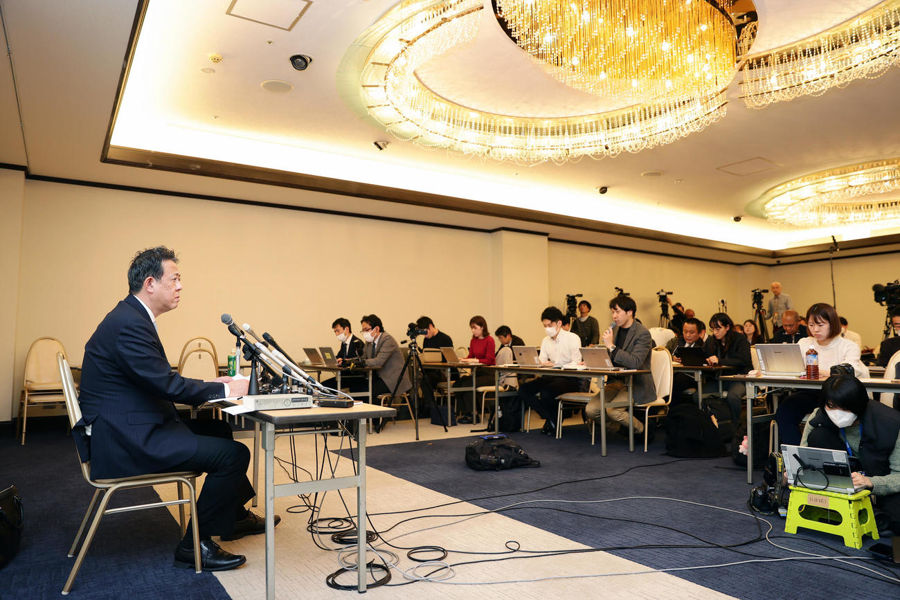 会見を行う斎藤知事の代理人を務める奥見弁護士（左）（撮影・前田充）