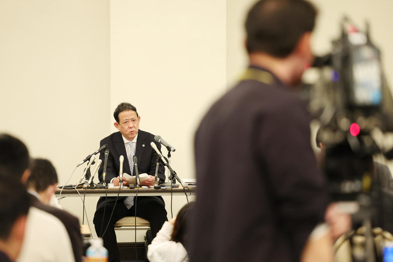 会見を行う斎藤知事の代理人を務める奥見弁護士（撮影・前田充）
