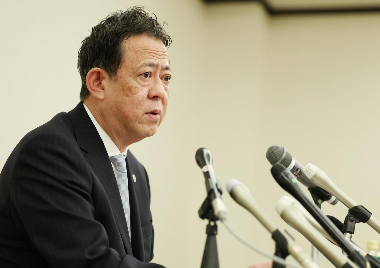 会見を行う斎藤知事の代理人を務める奥見弁護士（撮影・前田充）