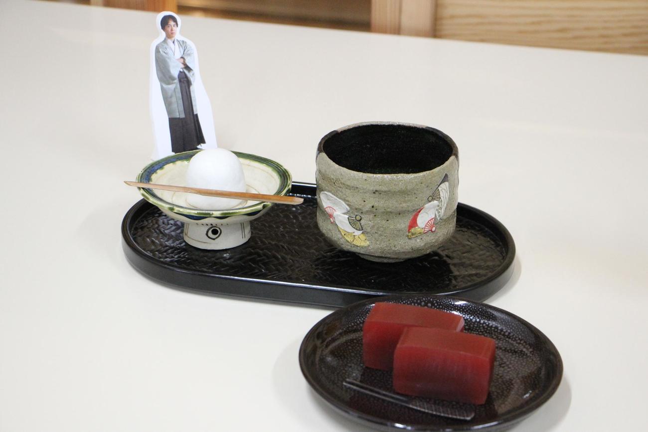 佐々木勇気八段の午前のおやつ「極上本煉羊羹」（日本将棋連盟提供）